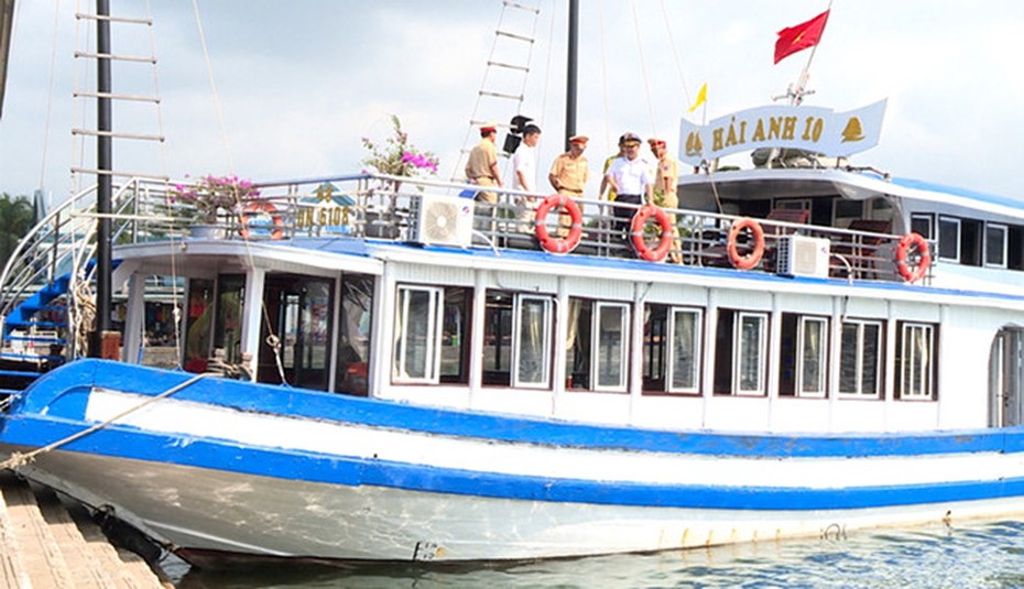 "Chặt chém" du khách, tàu du lịch ở Hạ Long bị đình chỉ 90 ngày