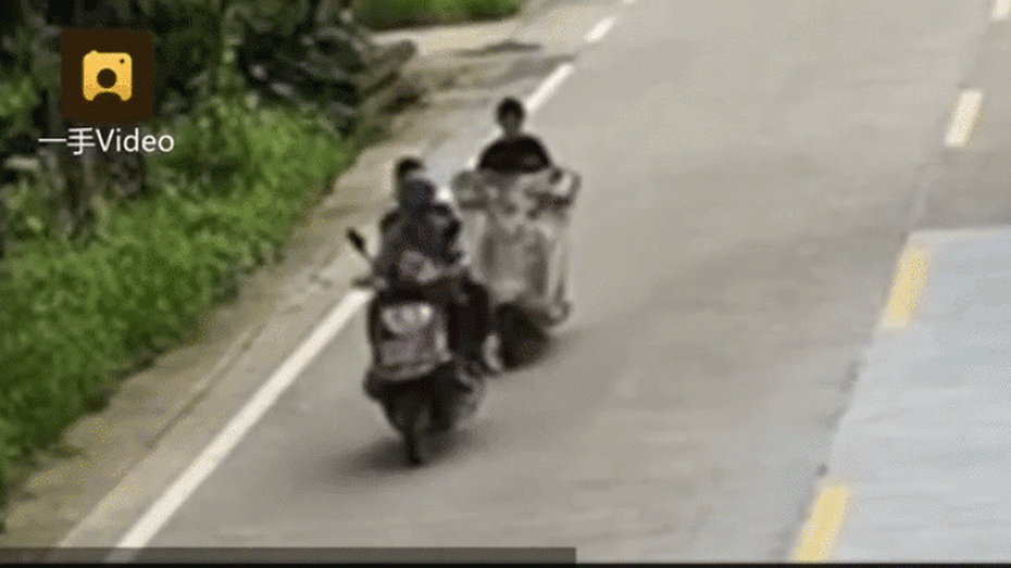Clip: Ngã xuống đường sau va chạm, cô gái vẫn thản nhiên nằm xem điện thoại