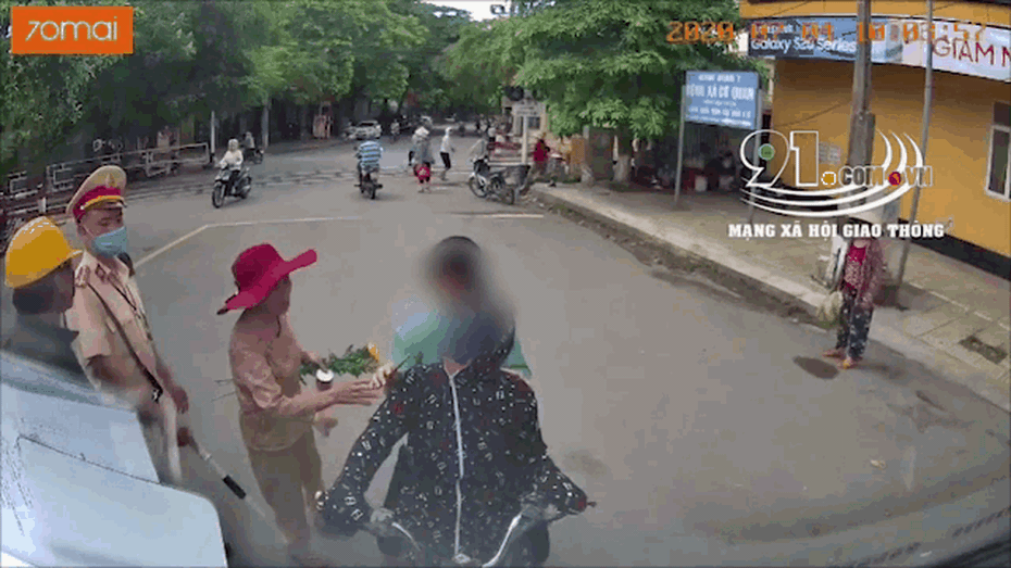 Clip: Dừng sai làn, "ninja" xe đạp điện vẫn gan lì chặn đầu container
