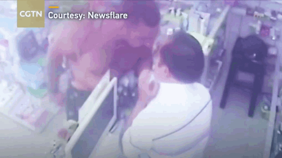 Clip: Uống thuốc không khỏi, khách Tây đến "ăn vạ" rồi tát dược sỹ "nổ đom đóm" mắt