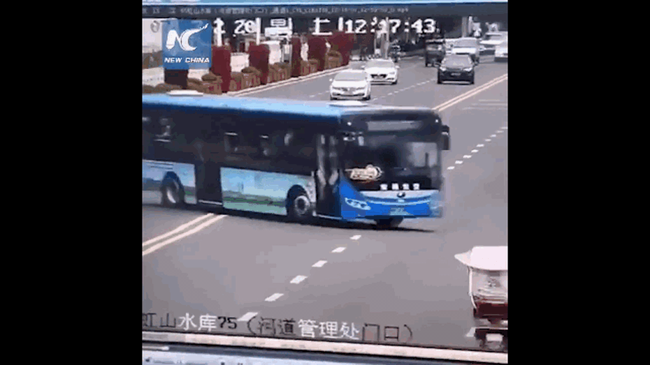 Clip: Xe buýt chở học sinh đi thi đại học lao xuống hồ, 21 người thiệt mạng