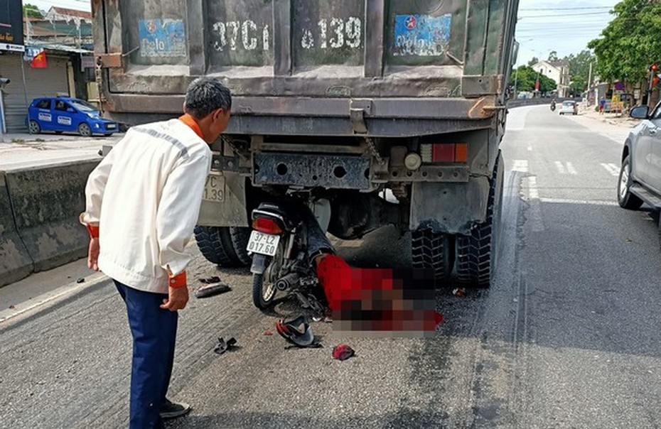 Clip: Phóng như bay trên đường, thanh niên "găm" thẳng xe máy vào đuôi ô tô tải