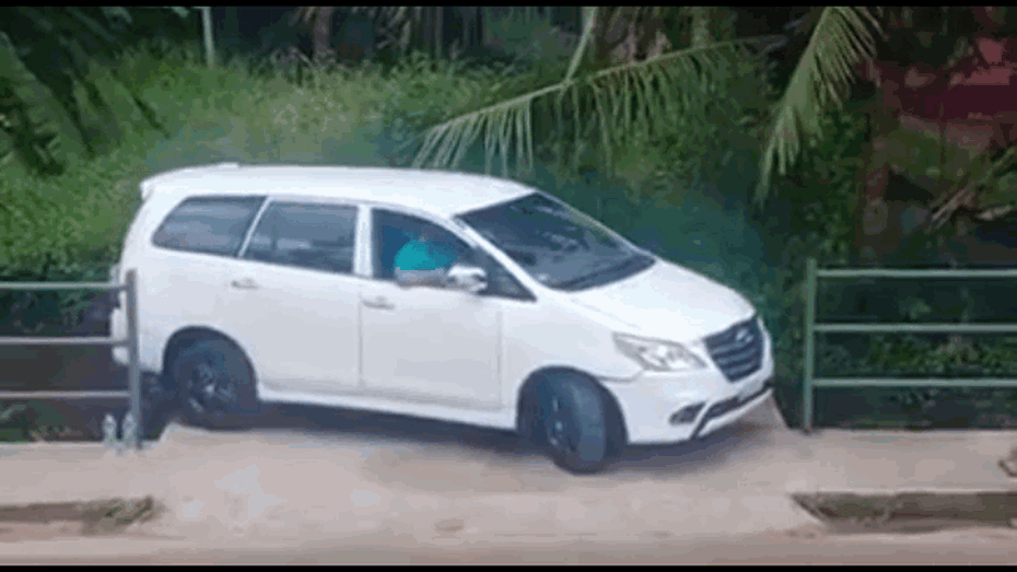 Clip: Choáng với màn lùi xe ra khỏi chỗ đỗ hẹp "siêu đỉnh" của tài xế Innova