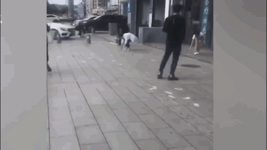 Clip: Thấy "mưa tiền" rơi xuống và hành động khó tin của người đi đường