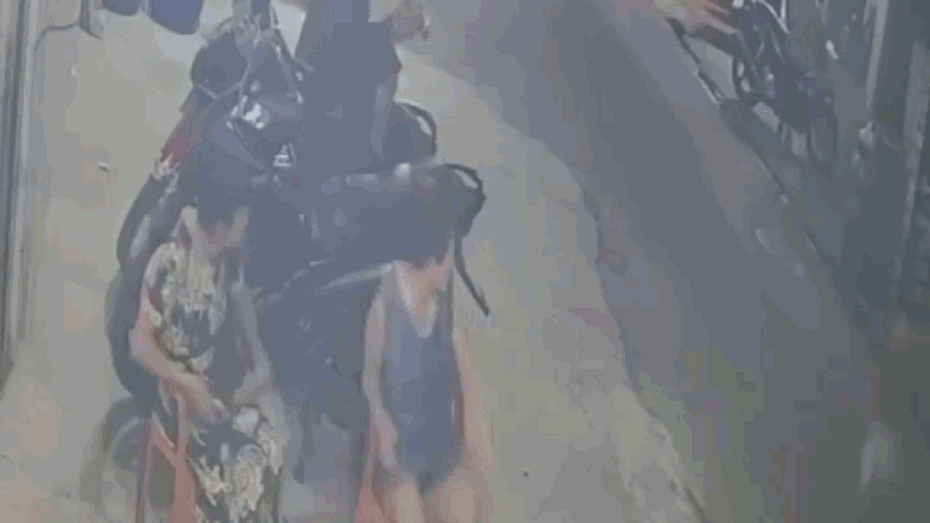 Clip: Lao vụt sang đường, bé trai bị người phụ nữ tông bất tỉnh