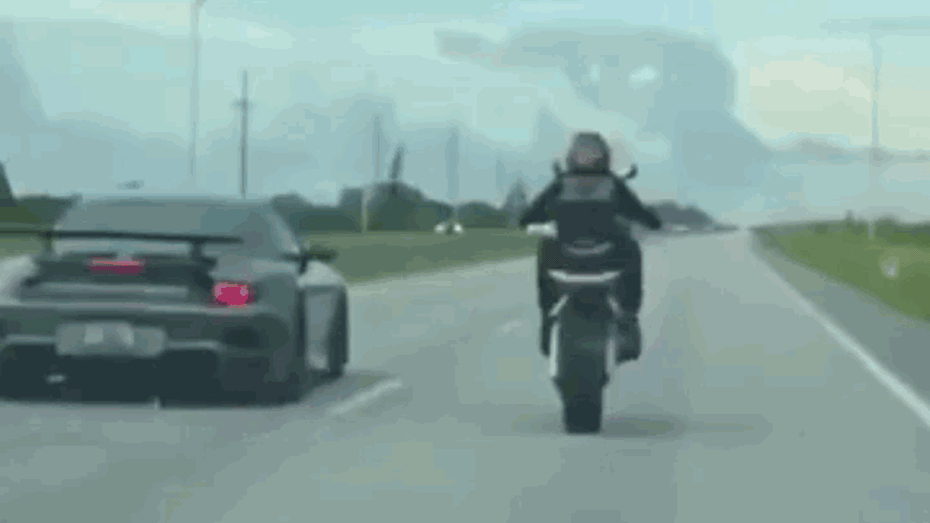Clip: Đọ tốc độ với ô tô, biker nhận cái kết kinh hoàng sau cú bốc đầu