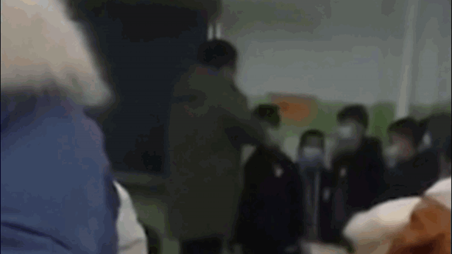 Clip: Cô giáo túm tóc tát học sinh nổ đom đóm mắt và lý do gây phẫn nộ
