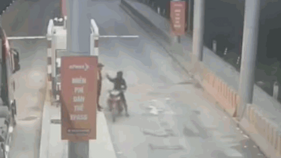 Clip: Nhắc xe máy ra khỏi làn ôtô, nhân viên thu phí bị đâm trúng ngực