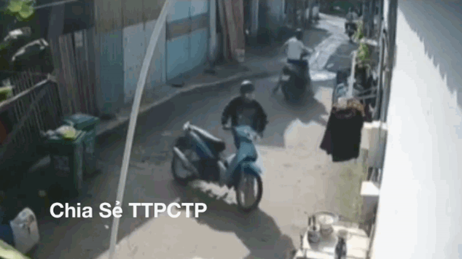 Clip: Bị dân truy đuổi, trộm xe máy hung hăng xịt hơi cay để tẩu thoát