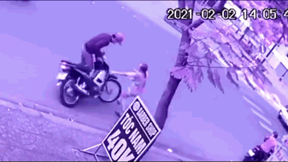Clip: Cô gái hùng hổ lao ra chặn đầu khiến tên trộm vứt xe bỏ chạy