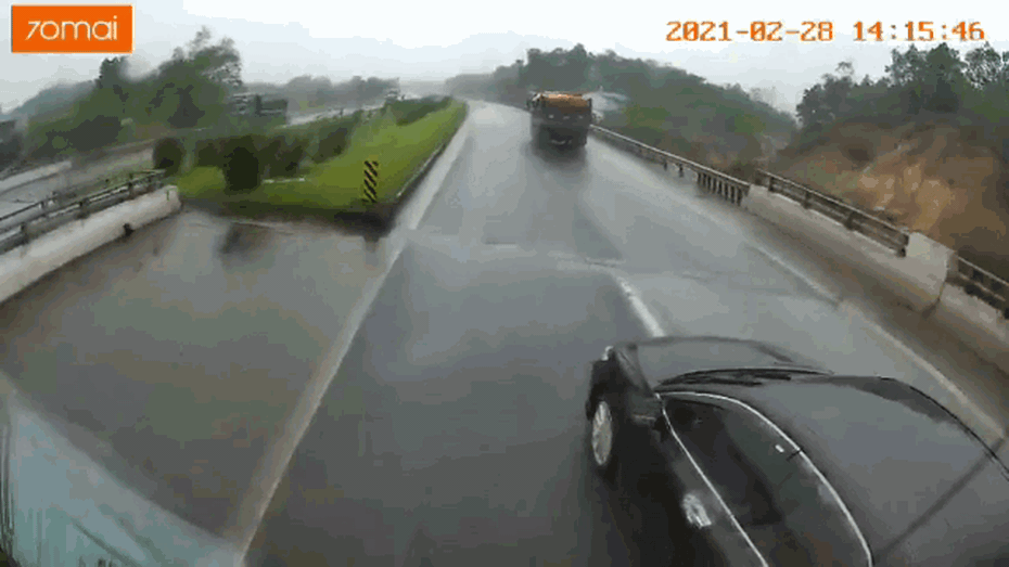 Clip: Xế hộp camry bị xe "hổ vồ" tông xoay ngang trên cao tốc