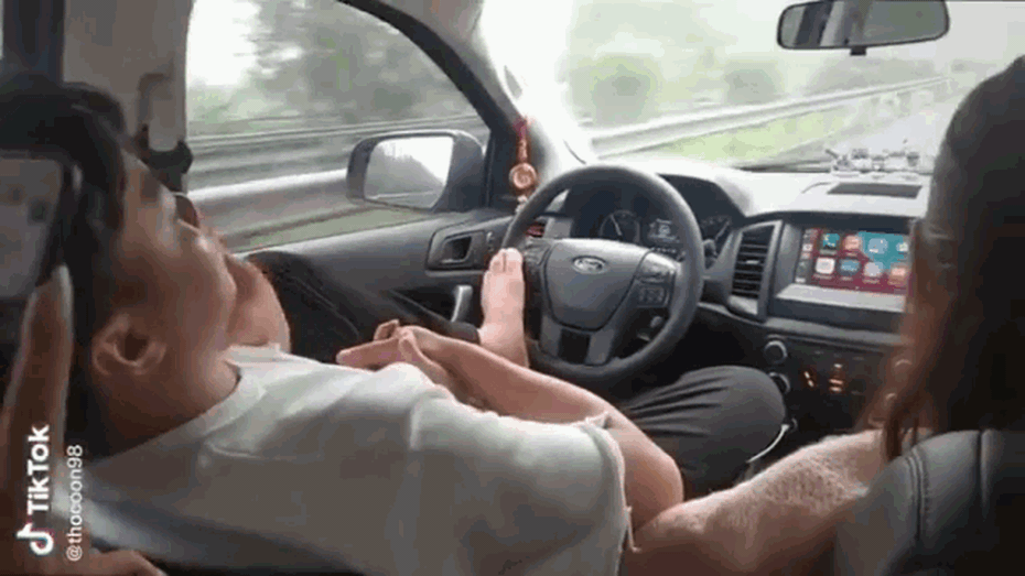 Clip: Sốc trước cảnh tài xế ngả người trên ghế lái rồi dùng một chân lái xe