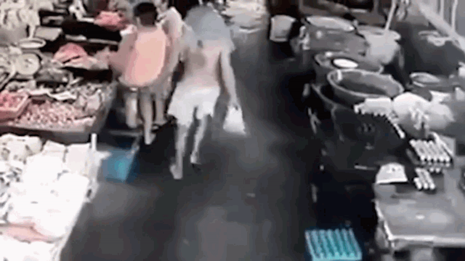 Clip: Bị sàm sỡ vòng 3, cô gái vung chân đạp tên biến thái ngã sấp mặt