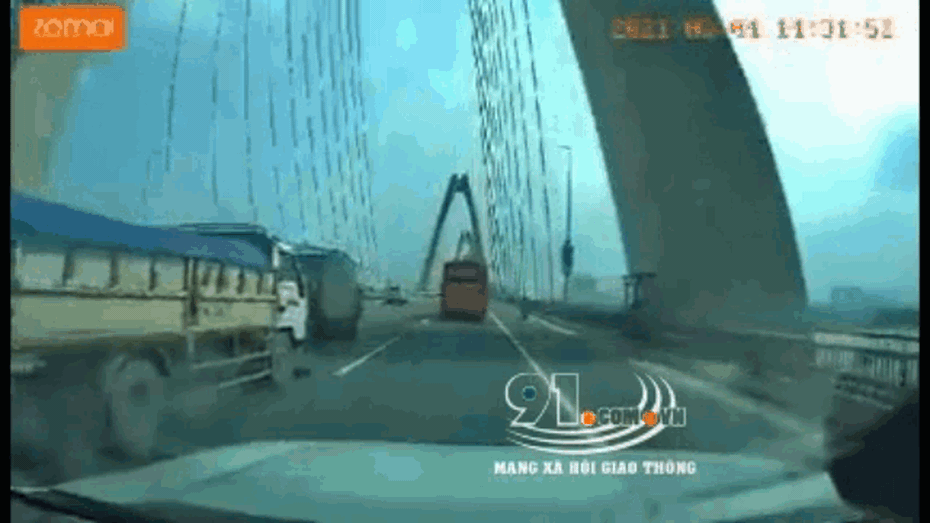 Clip: Khoảnh khắc xe tải đâm vào xe chở gas trên cầu Nhật Tân
