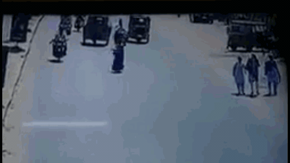 Clip: Lạnh lùng đi bộ qua đường, cô gái khiến nhiều người gặp họa