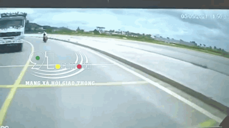 Clip: Ôm cua tốc độ cao, thanh niên lao thẳng vào đầu xe khách