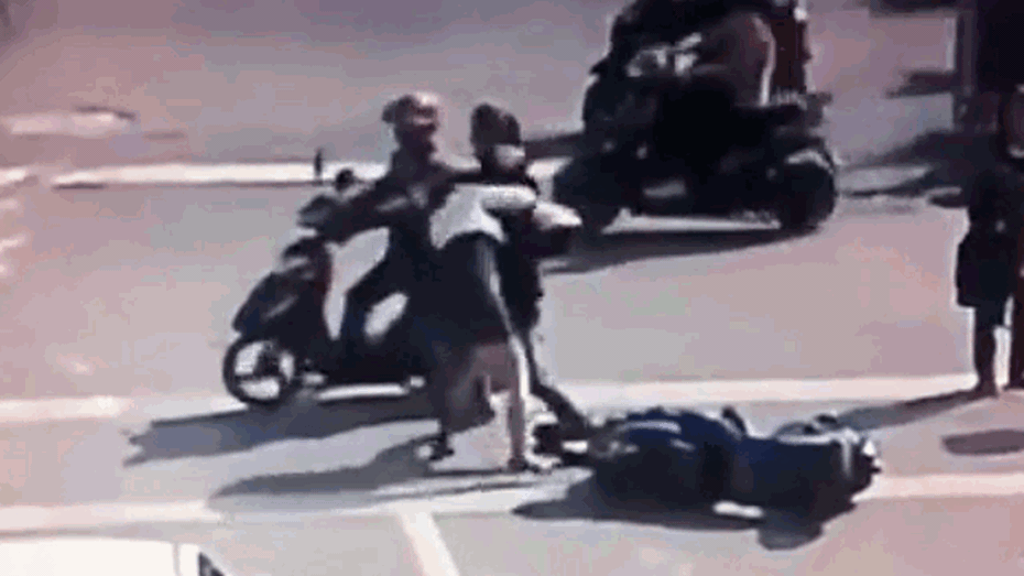 Clip: Đánh cô gái sau va chạm, nam thanh niên nhận ngay kết đắng