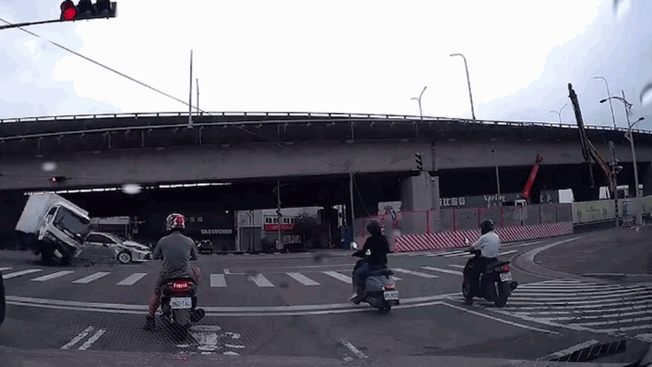 Clip: Phản xạ xuất thần, người đàn ông thoát nạn trong gang tấc