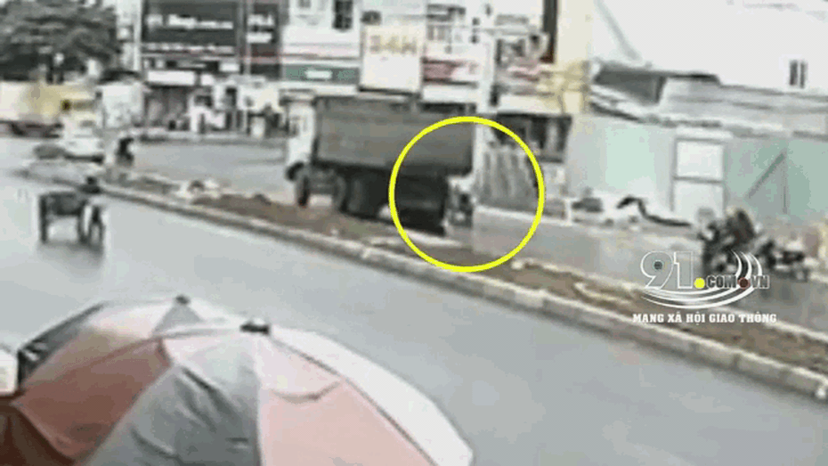 Clip: Khoảnh khắc xe tải ôm cua, cán tử vong nữ sinh lớp 12 ở Gia Lai