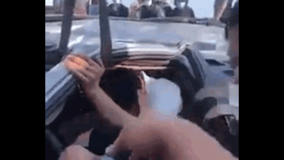Clip: Dân hợp sức giải cứu tài xế bị mắc kẹt trong ô tô bẹp dúm