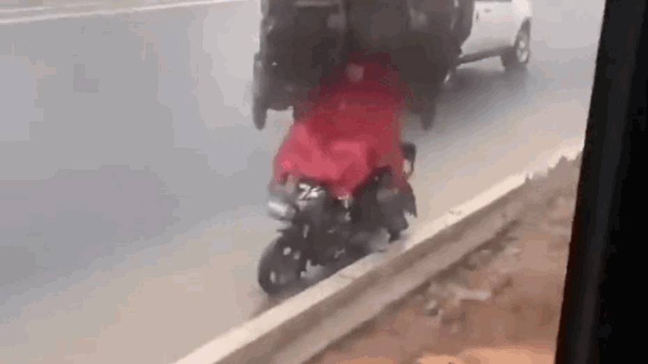 Clip: Tài xế dùng gầu máy xúc che mưa cho người đàn ông gây tranh cãi