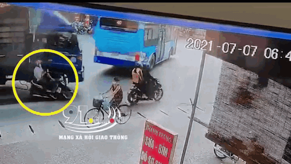 Clip: Tránh xe buýt quay đầu, xe tải suýt cán trúng 2 người đi xe máy