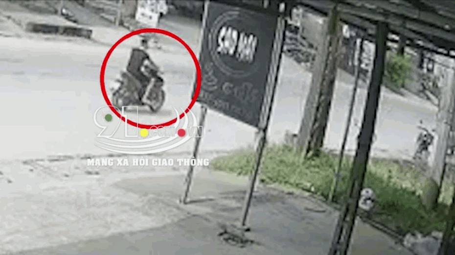 Clip: Ô tô chạy lấn làn húc bay nam thanh niên lên không trung