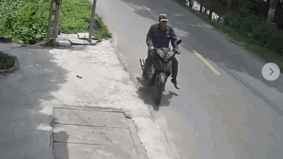 Clip: Phản xạ cực nhanh, người đàn ông thoát cú đâm của xe tải