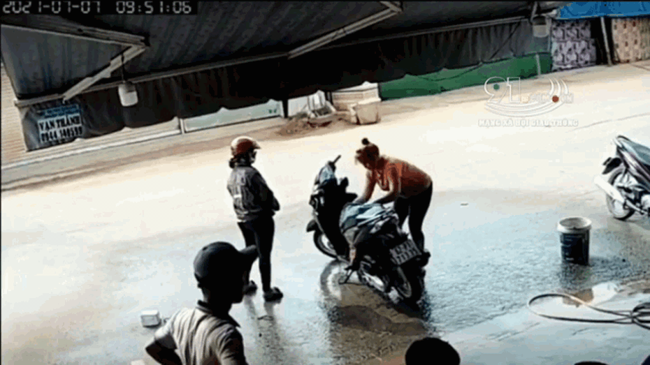 Clip: Mải nhìn điện thoại, nam thanh niên tông trúng 2 người phụ nữ