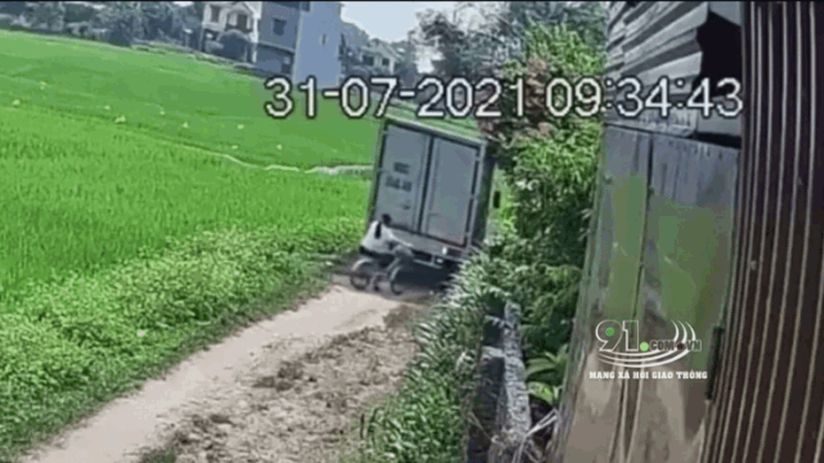 Clip: Xe tải lùi ẩu suýt "nuốt chửng" bé gái đi xe đạp vào gầm