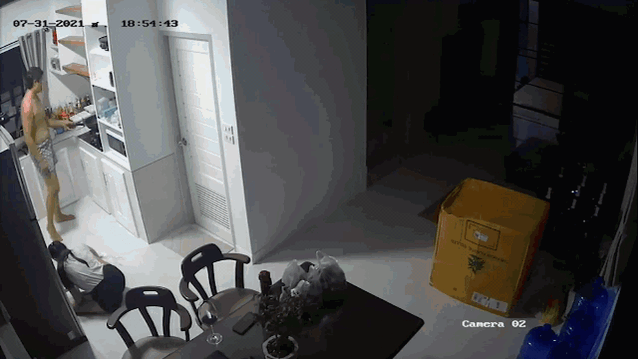 Clip: Bình gas bất ngờ phát nổ, thổi bay đôi vợ chồng đang nấu ăn