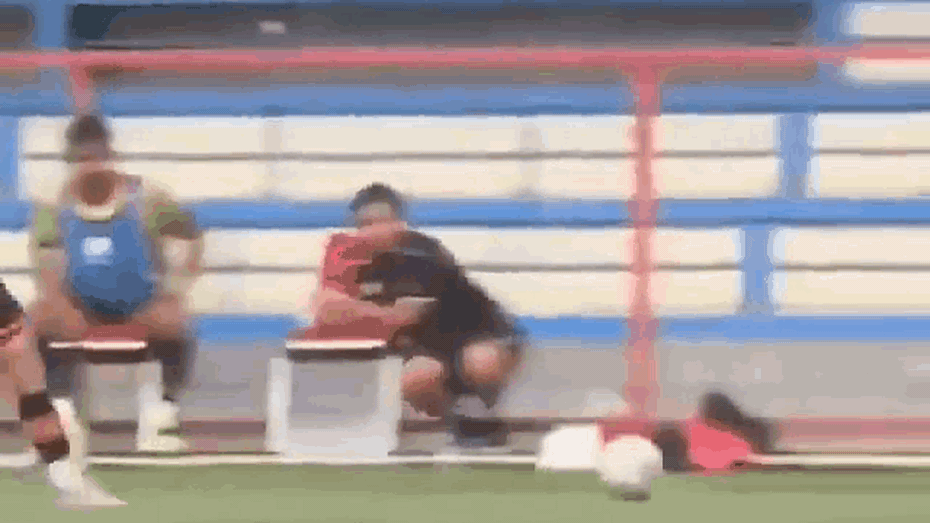 Clip: Tung cú đá kungfu vào đầu đối thủ, cầu thủ nhận ngay thẻ đỏ