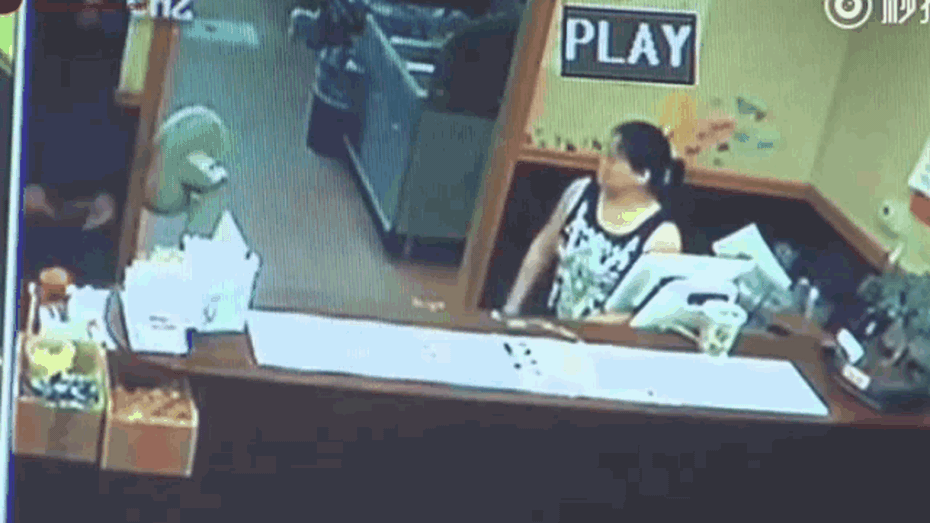 Clip: Tưởng súng giả, người phụ nữ dùng tay không giật súng của cướp