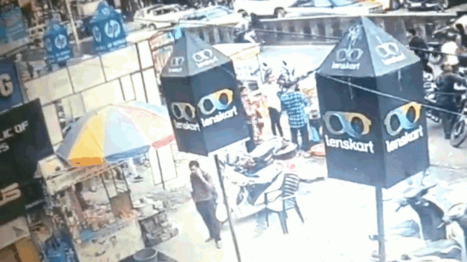 Clip: Đường điện cao thế phát nổ khiến 4 người đổ gục xuống đất