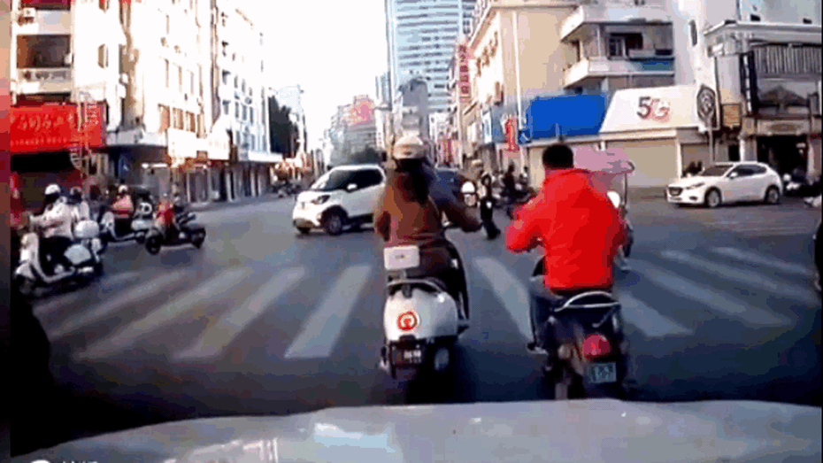 Clip: Đang dừng chờ đèn đỏ, người phụ nữ bị "trâu điên" húc ngã