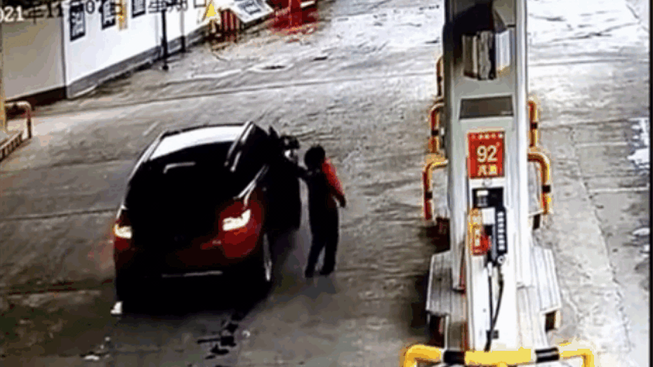 Clip: Tài xế quỵt tiền xăng, kéo ngã nữ nhân viên khi bỏ chạy