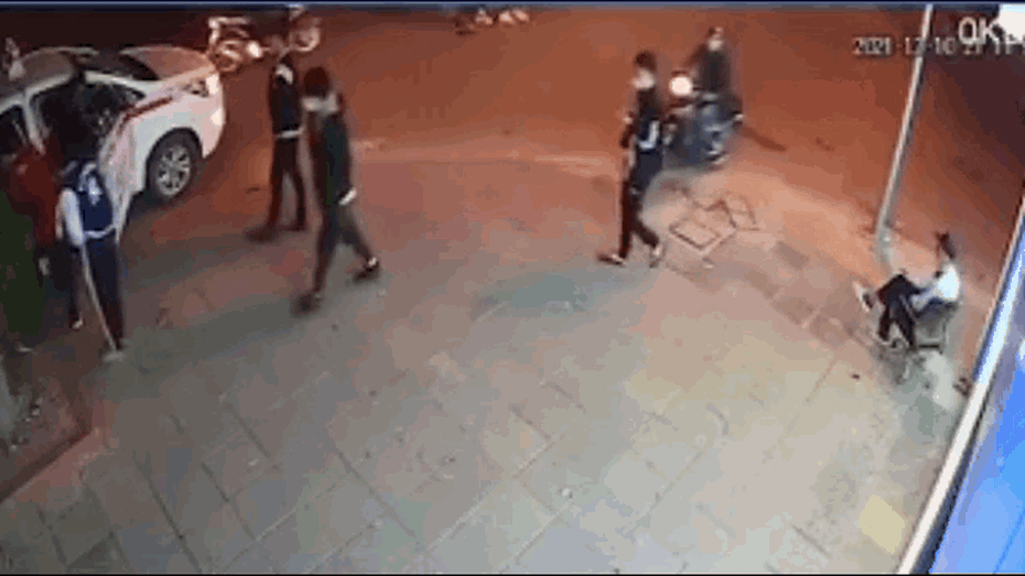 Clip: Đang đi bộ, nam thanh niên bị cướp điện thoại trong chớp mắt