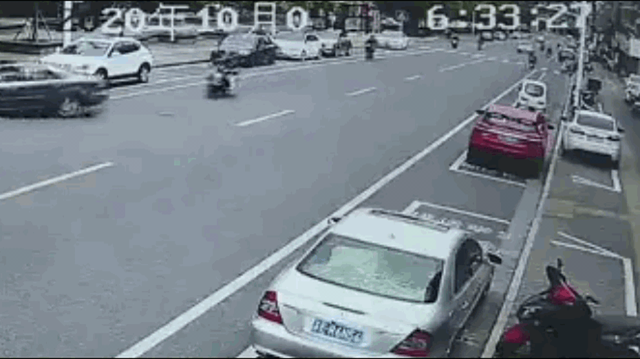 Clip: Đạp nhầm chân ga, tài xế khiến ô tô đâm loạn xạ trên phố