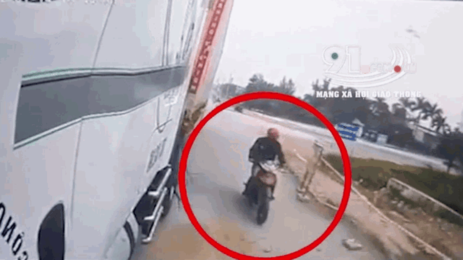 Clip: Cố vượt container, nam thanh niên đi xe máy suýt mất mạng