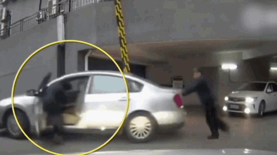Clip: Cài nhầm số, nữ tài xế bị ô tô chèn gãy chân
