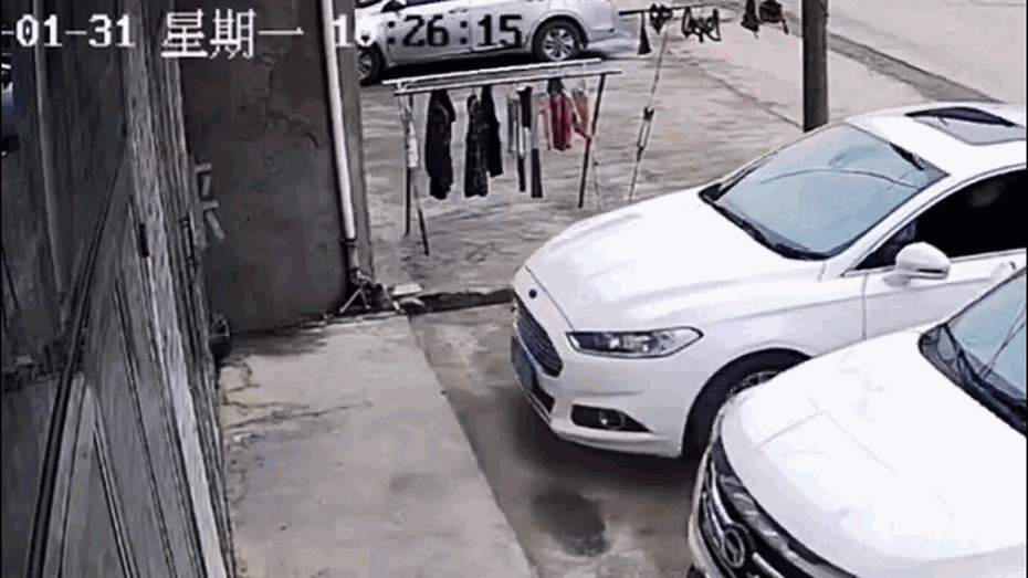Clip: Đang ngồi ăn cơm Tết, cả gia đình hốt hoảng khi ô tô lao vào nhà
