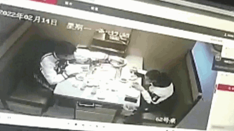 Clip: 2 người đàn ông bỏ lưỡi dao vào nồi lẩu để kiếm bữa ăn miễn phí