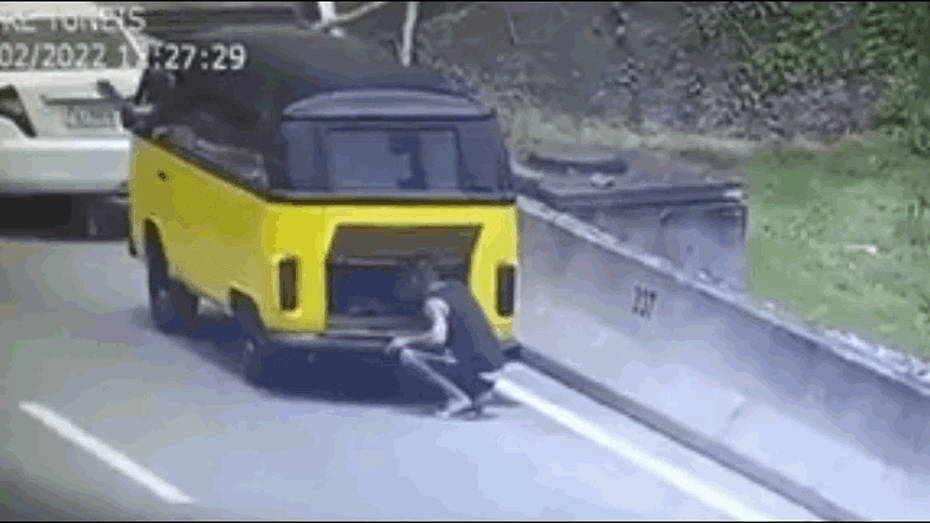 Clip: Ngồi sửa xe bị ô tô đâm trúng, người đàn ông thoát chết khó tin