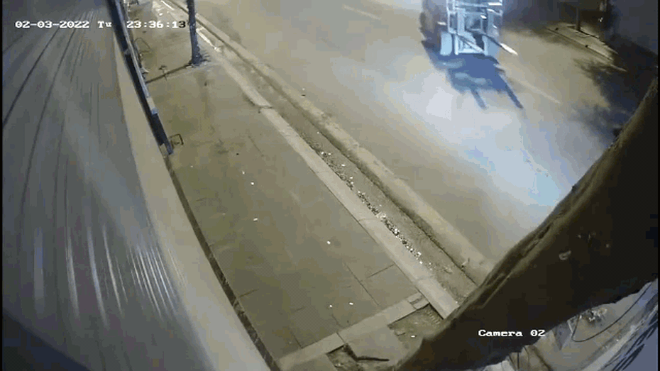 Clip: Thanh niên tông thẳng vào đầu xe nâng và màn thoát chết khó tin