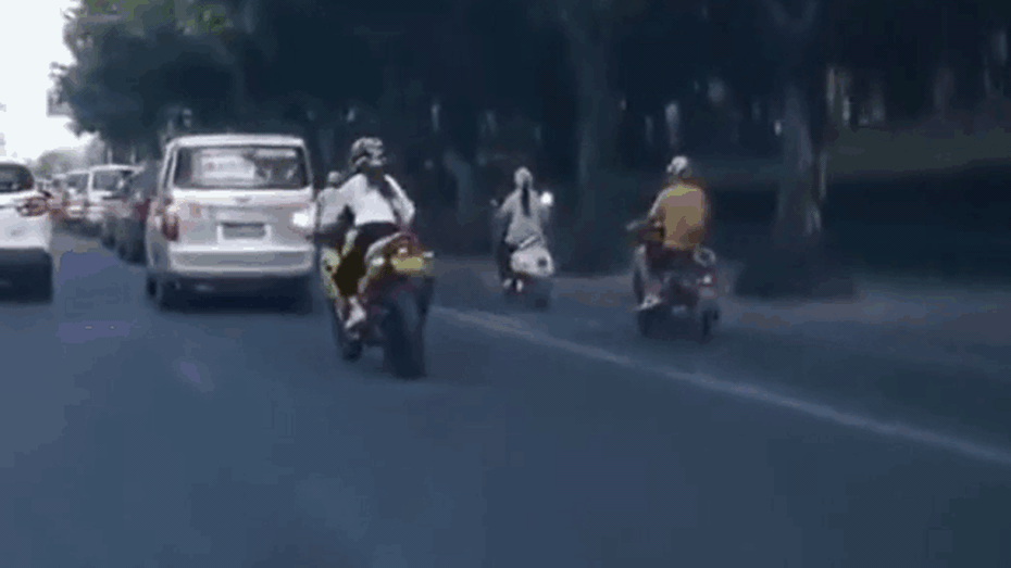 Clip: Tông vào đuôi ô tô, cô gái đi phân khối lớn lộn nhào trên không