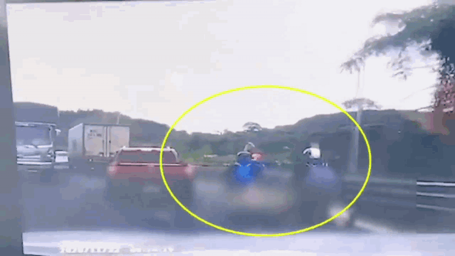 Clip: Kinh hoàng cảnh ô tô tông trúng 3 xe máy trên đèo Bảo Lộc