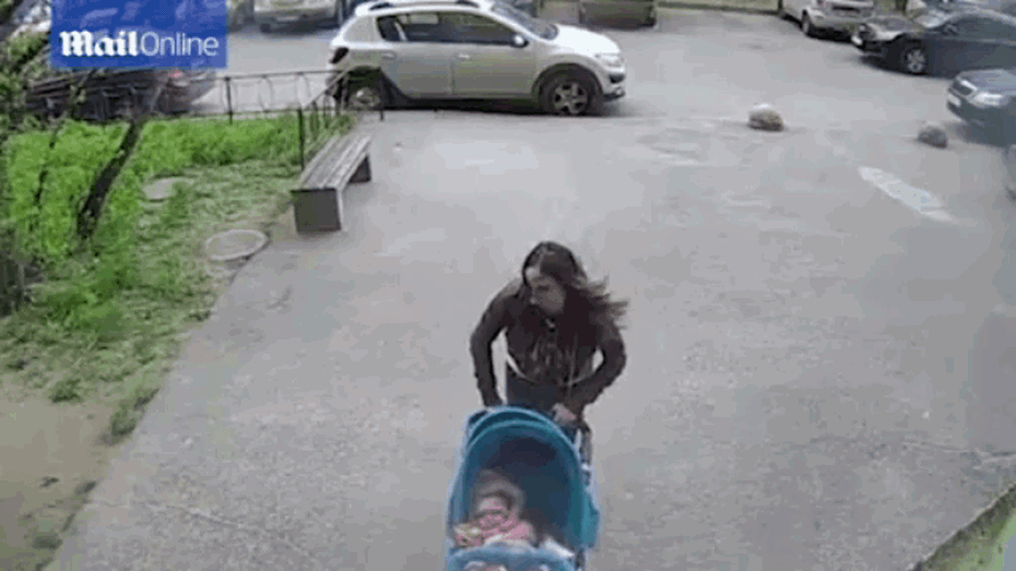 Clip: Bị tảng bê tông rơi trúng đầu, người phụ nữ nằm bất tỉnh tại chỗ