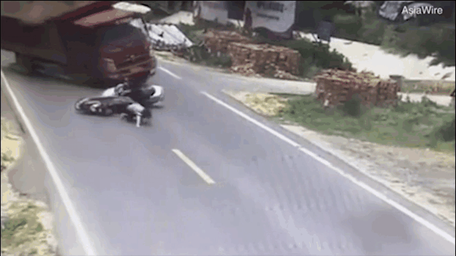 Clip: Đánh lái tránh va chạm, xe tải chở cát đè trúng 2 xe máy