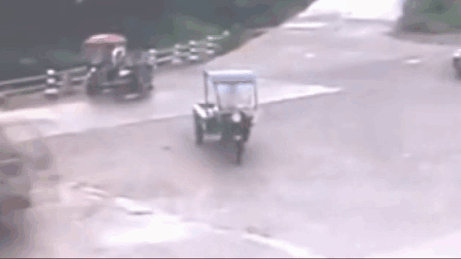 Clip: Bị xe tải tông trúng, người phụ nữ vội vàng nhảy khỏi xe 3 bánh