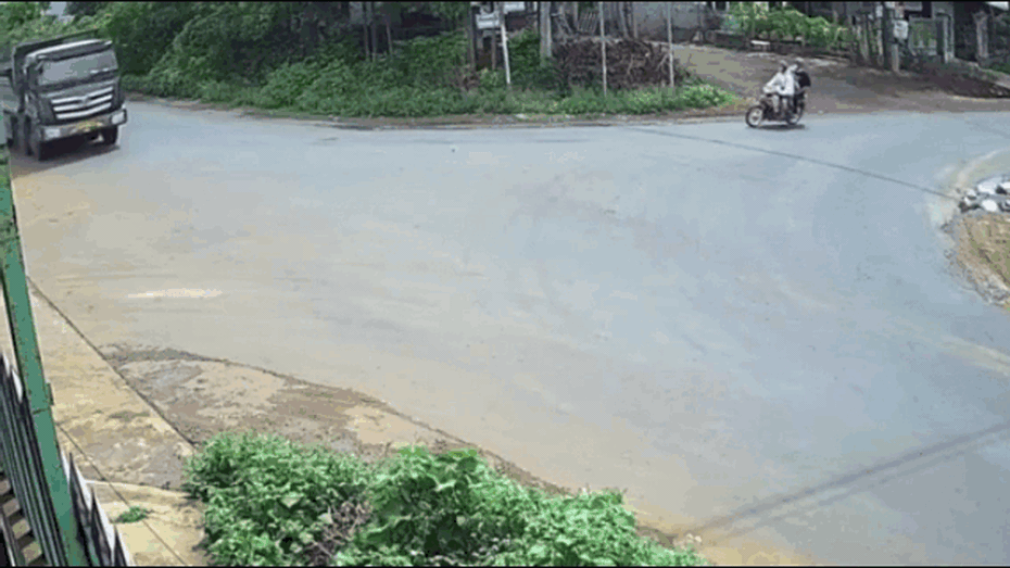 Clip: Kinh hoàng cảnh xe máy chở 3 lao vào hông xe tải ở ngã tư